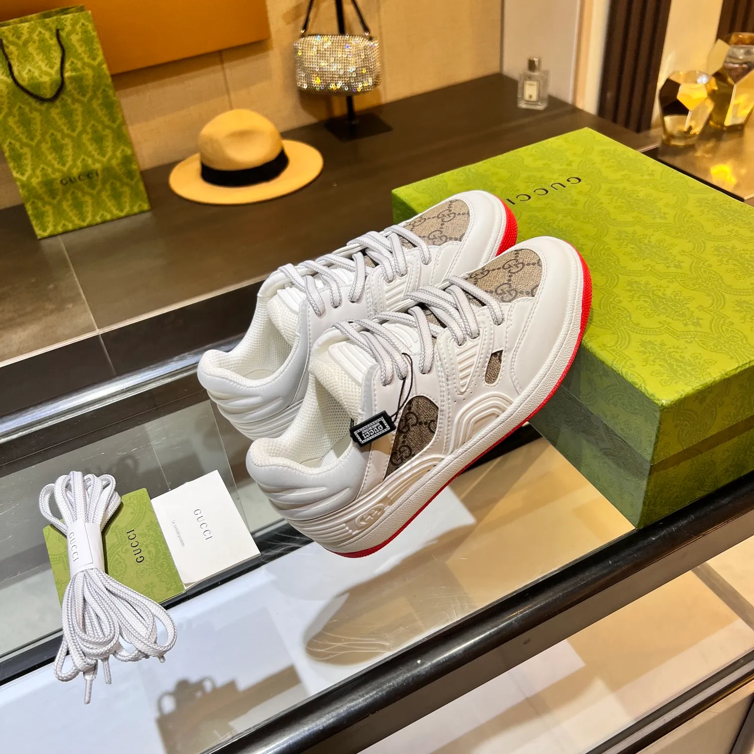 👟👟Ex-factory price 600👟👟 Men's size +10 high version, the top version of 2022 Gucci low-top sneakers! The new colors are reproduced one to one. New style for early spring, creating a perfect style💣💣💣street style🔥🔥🔥cool and trendy C-level fashionable outfit with a retro and futuristic feel🌹🌹🌹classic boot shape + British color-blocking design, super eye-catching. Various leather splicing, original reverse mold last type, imported high-end knitting needles showing exquisite texture! Open mold to customize high-density TPU outsole. 15 colors come out first. Size: Female 35-41 Male 39-46